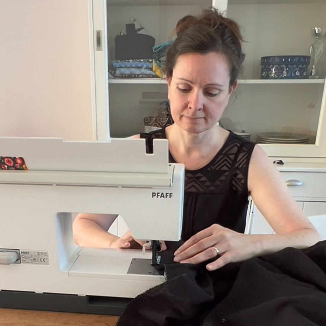 Marieke achter naaimachine Marieke achter naaimachine
