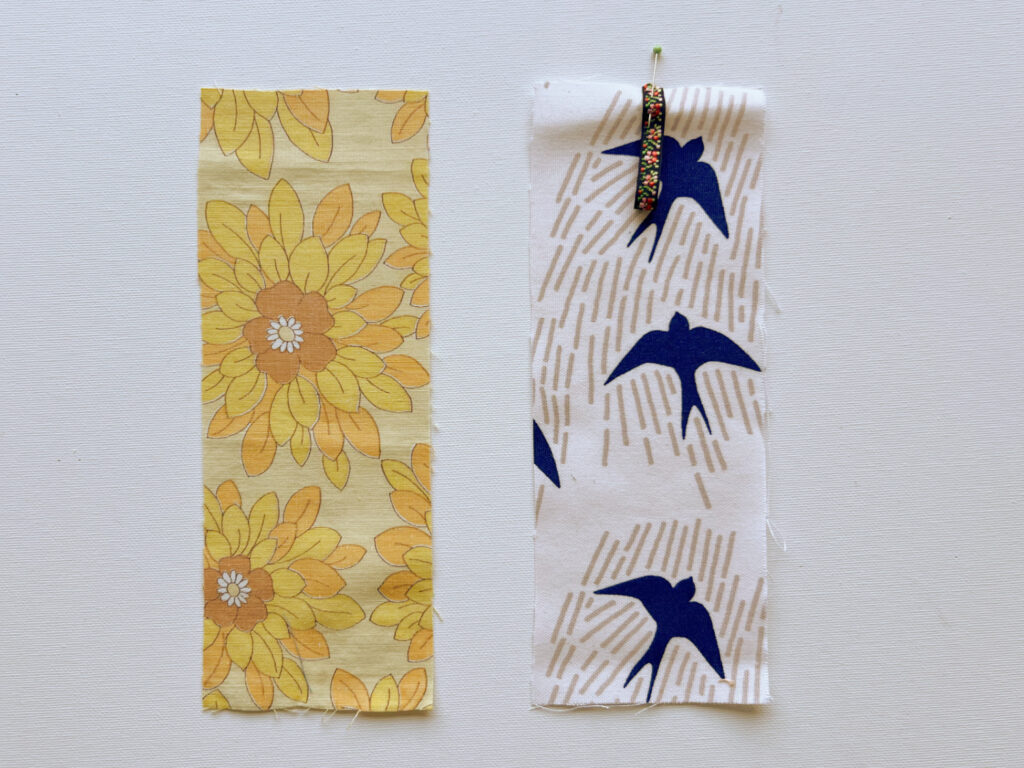 Stoffen knippen voor een zelfgemaakte eenvoudige boekenlegger