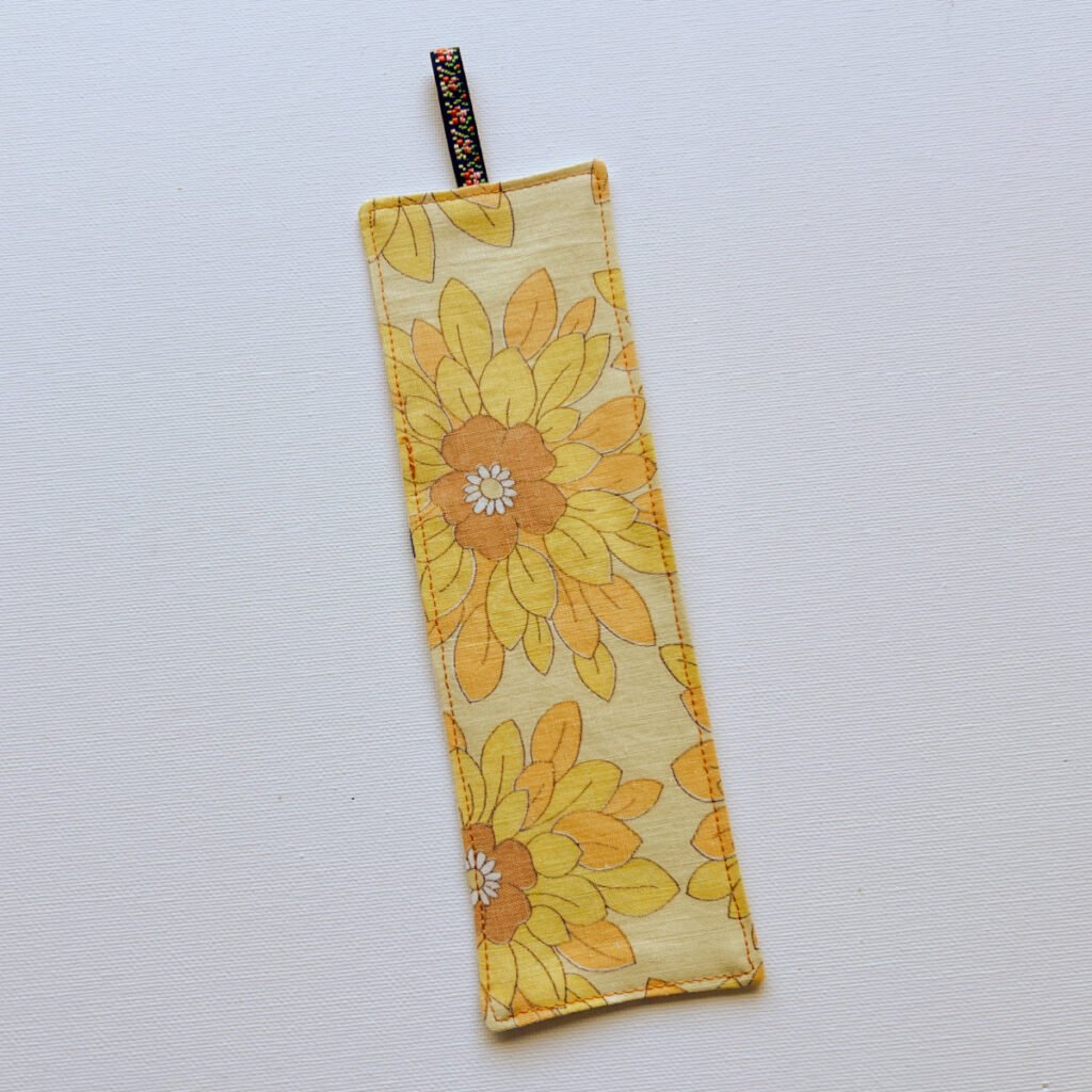 de boekenlegger is klaar! naai zelf een eenvoudige boekenlegger als beginnende naaister - eenvoudig naaipatroon voor beginners